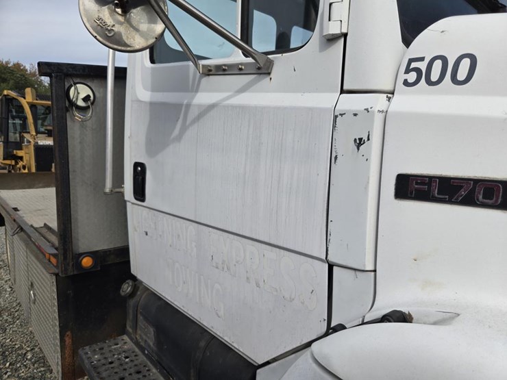 1995-freightliner-fl70-image-17