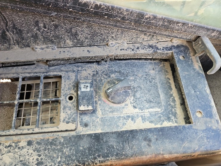 2004-caterpillar-257b-image-21