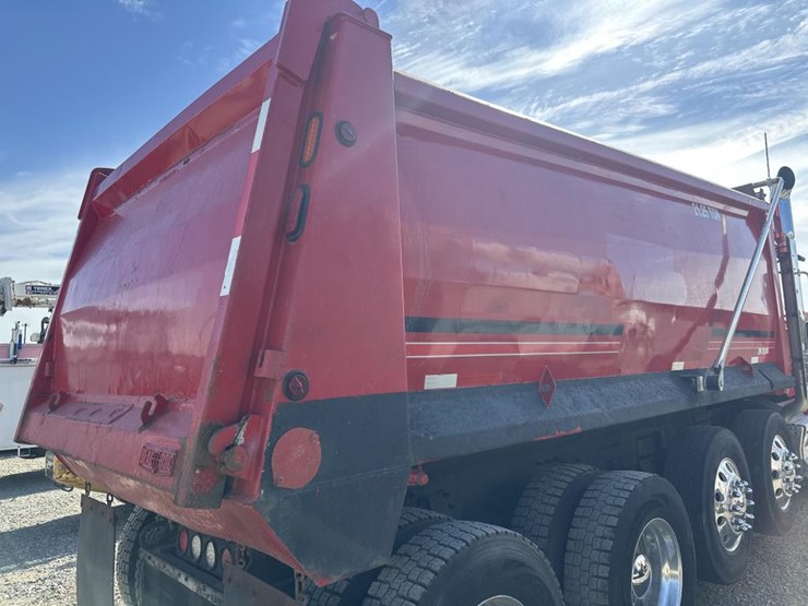 2014-peterbilt-567-image-17