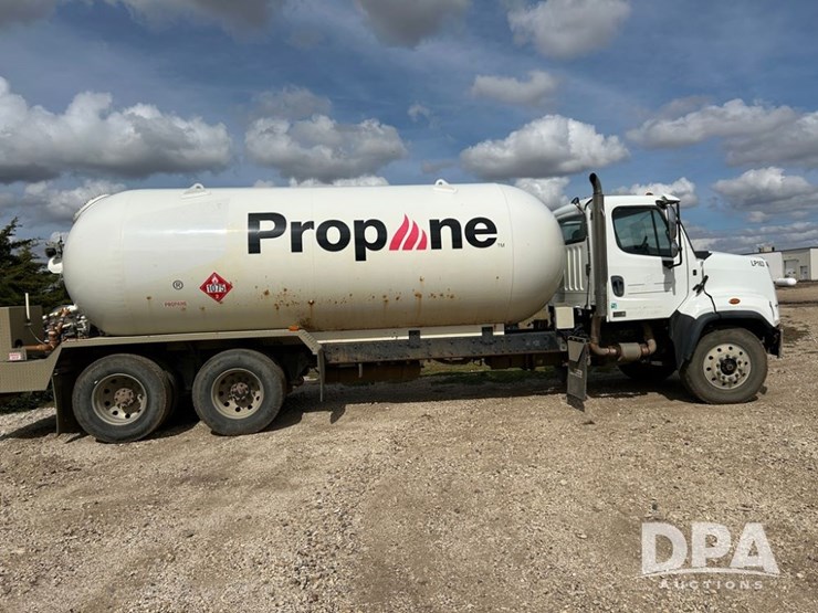 2016-freightliner-108sd-image-13