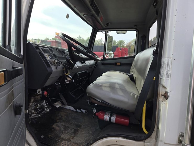 1995-freightliner-fl70-image-45
