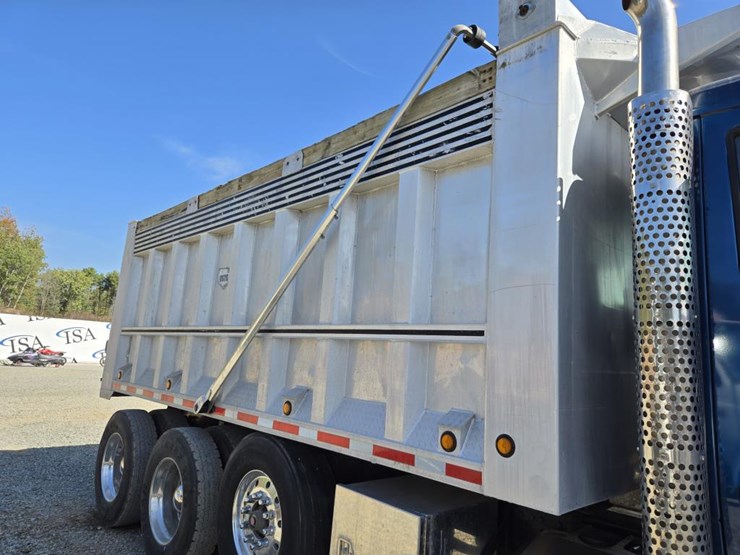 2017-kenworth-t880-image-23