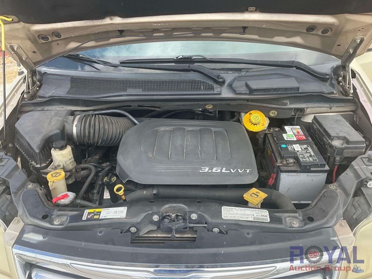 2013-chrysler-town-&-country-image-6