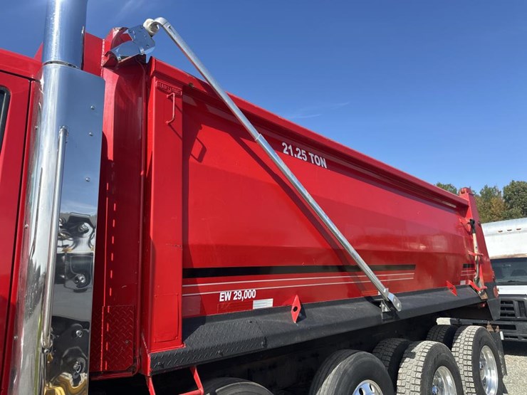 2014-peterbilt-567-image-15