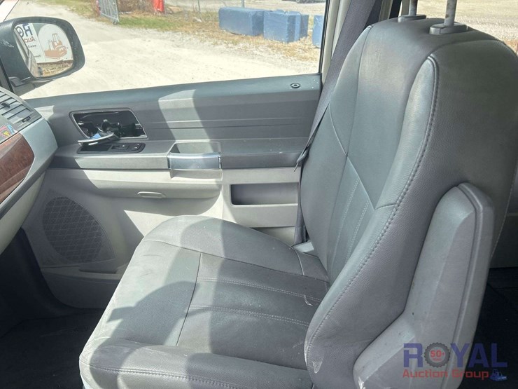 2008-chrysler-town-&-country-image-16
