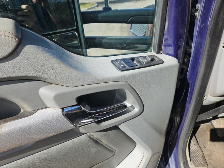 2016-kenworth-t880-image-34