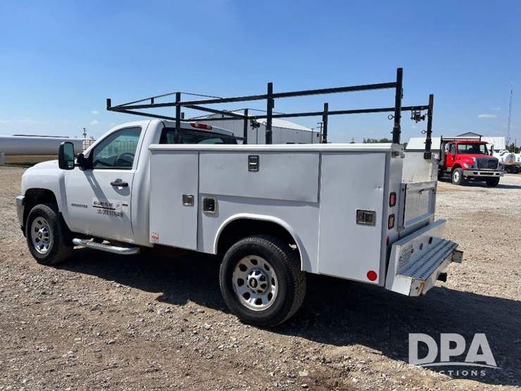 2011-chevrolet-3500hd-image-13