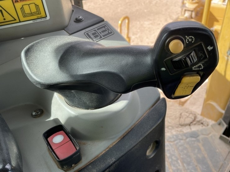 2019-caterpillar-d8t-image-45