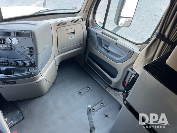 2016-freightliner-tr-125-semi-(ls0419,-unit-884)-image-24