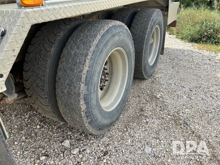 2016-freightliner-108sd-image-19