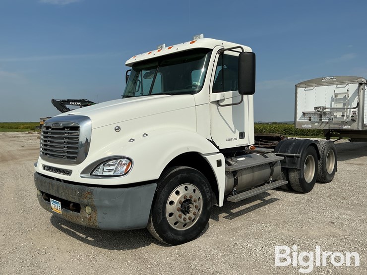 2007-freightliner-columbia-120-image-1