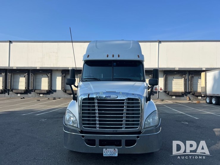 2016-freightliner-tr-125-semi-(ls0419,-unit-884)-image-2
