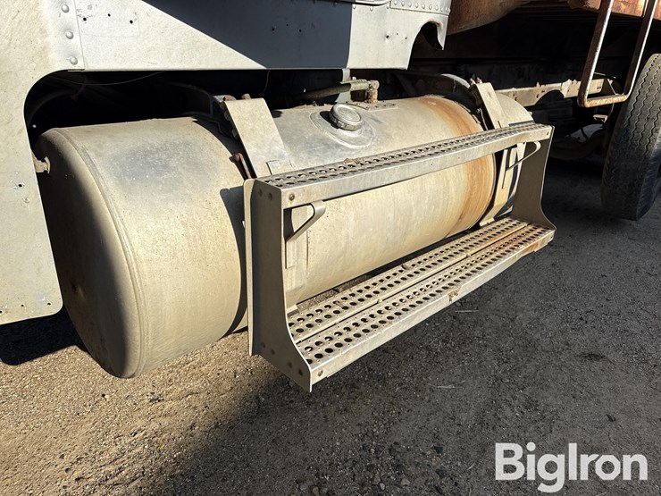 1985-freightliner-flc120-image-13