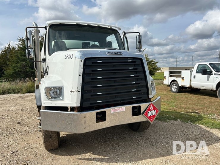 2016-freightliner-108sd-image-15