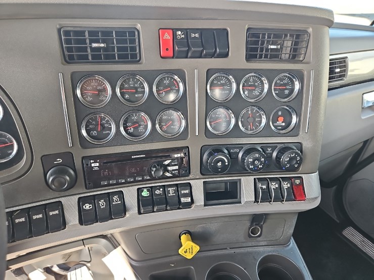 2016-kenworth-t880-image-37