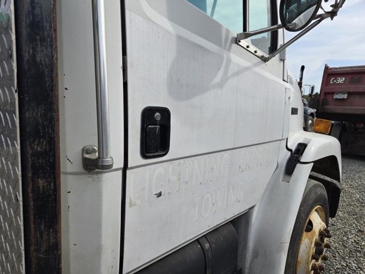 1995-freightliner-fl70-image-18