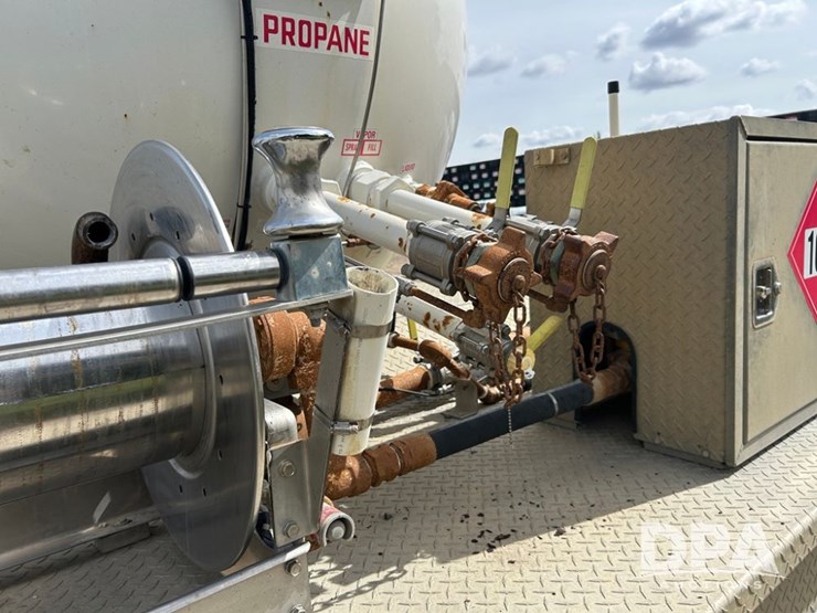 2016-freightliner-108sd-image-7