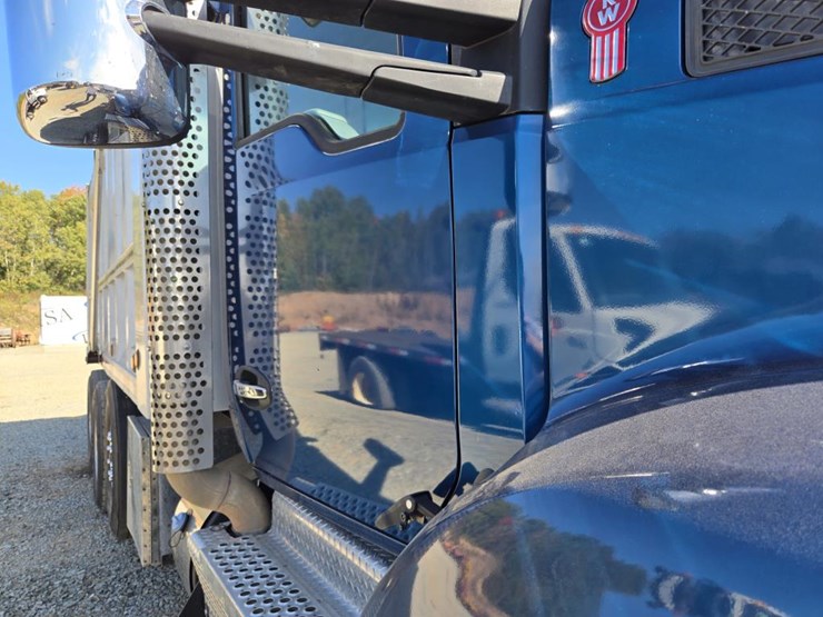 2017-kenworth-t880-image-17