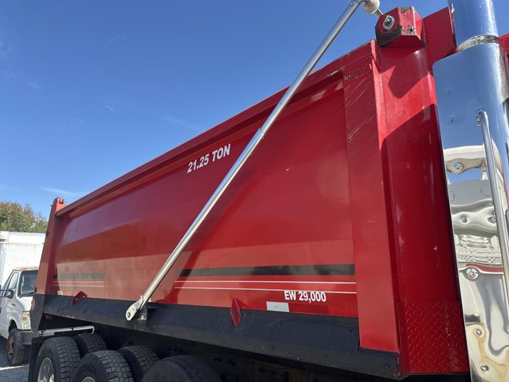 2014-peterbilt-567-image-18