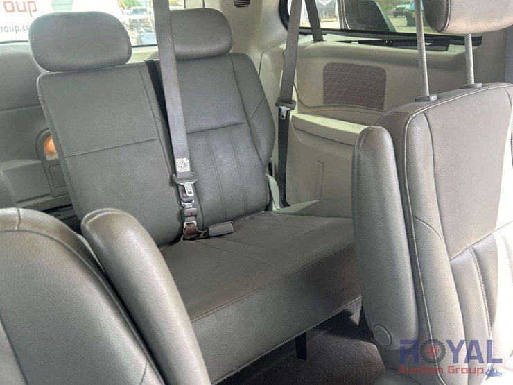 2008-chrysler-town-&-country-image-20