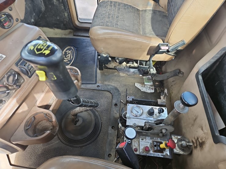 2003-mack-granite-cv713-image-37