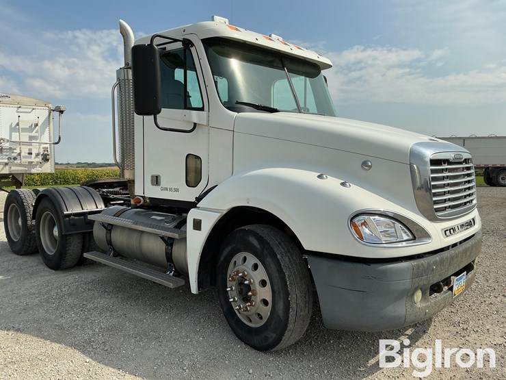 2007-freightliner-columbia-120-image-3