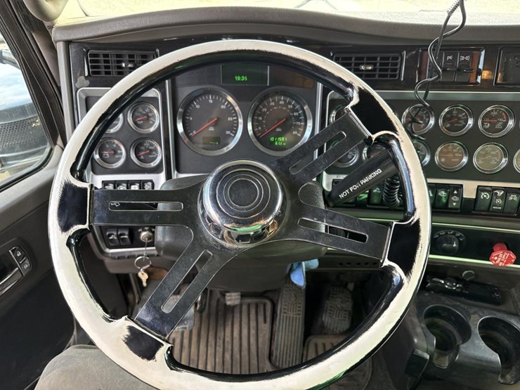 2009-kenworth-w900-image-41
