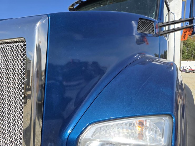 2017-kenworth-t880-image-12