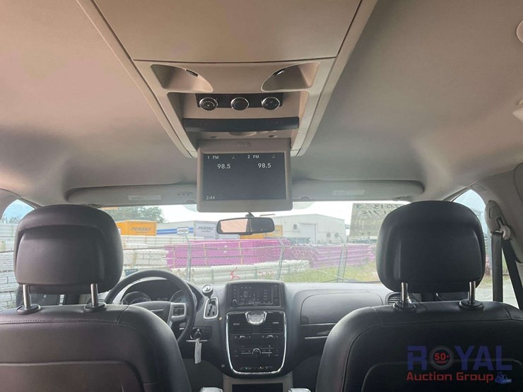 2013-chrysler-town-&-country-image-24