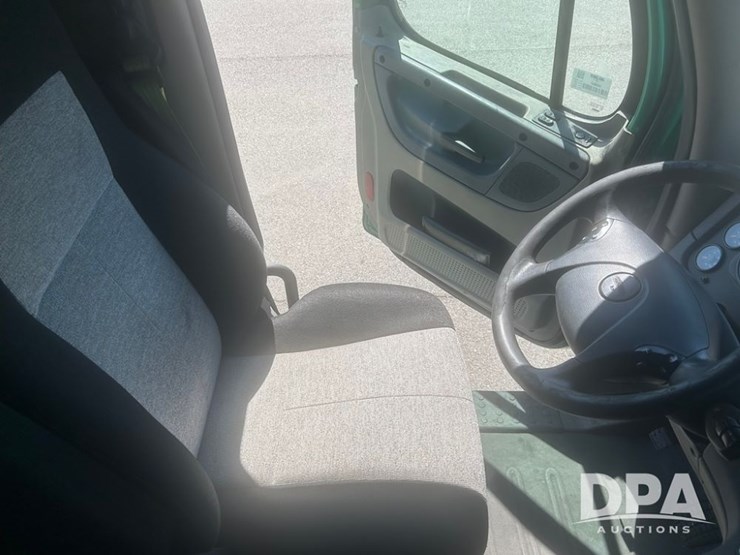 2017-freightliner-cascadia-125-image-17