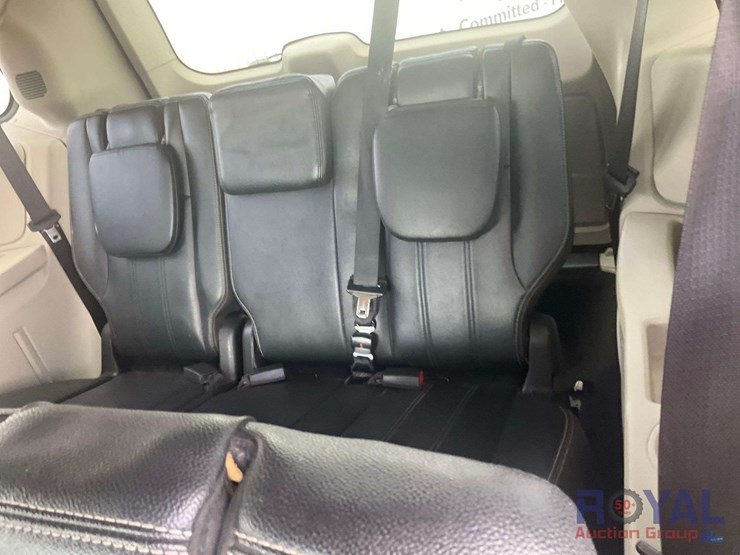 2013-chrysler-town-&-country-image-21