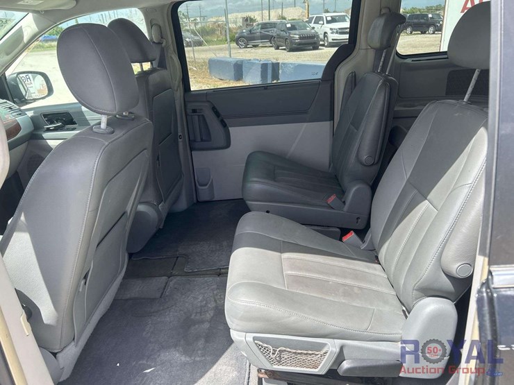 2008-chrysler-town-&-country-image-19