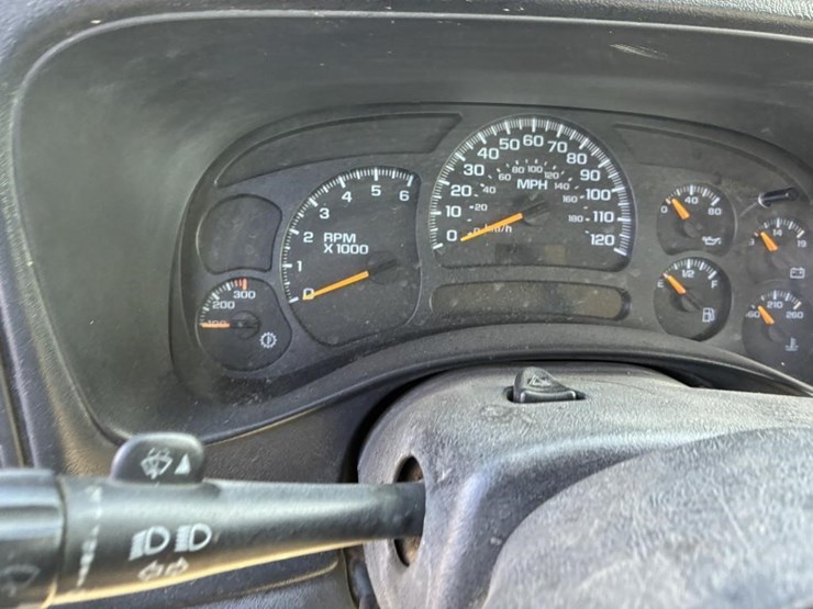 2005-chevrolet-3500-image-17