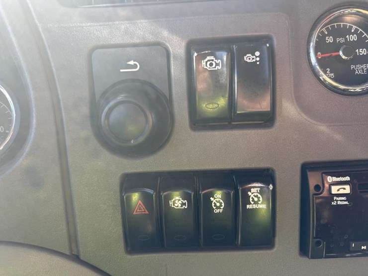 2014-peterbilt-567-image-29
