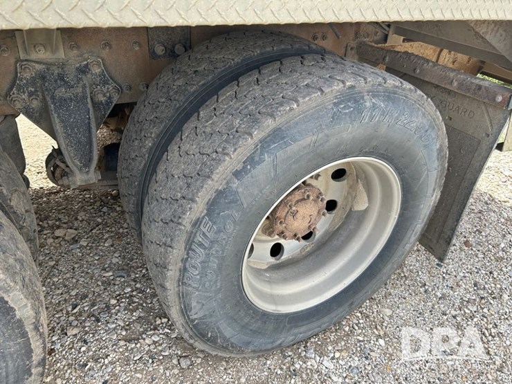 2016-freightliner-108sd-image-22