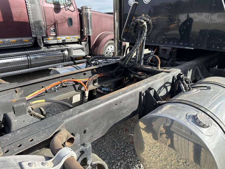 2009-kenworth-w900-image-32