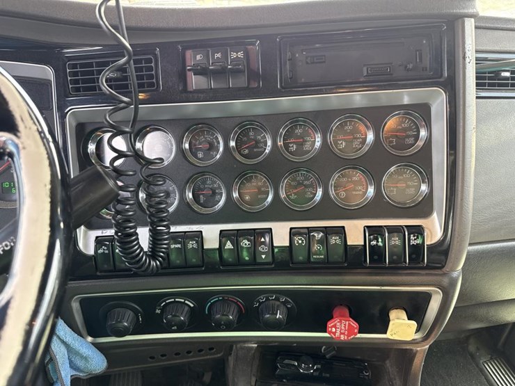 2009-kenworth-w900-image-39