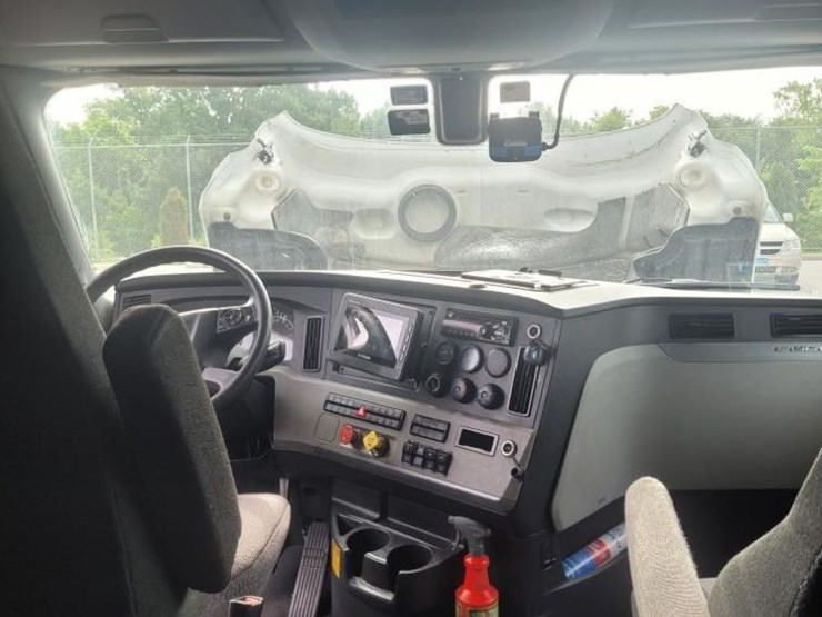 2018-freightliner-cascadia-126-image-11