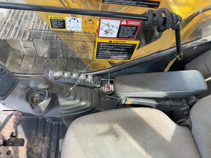 2004-deere-225c-lc-image-37