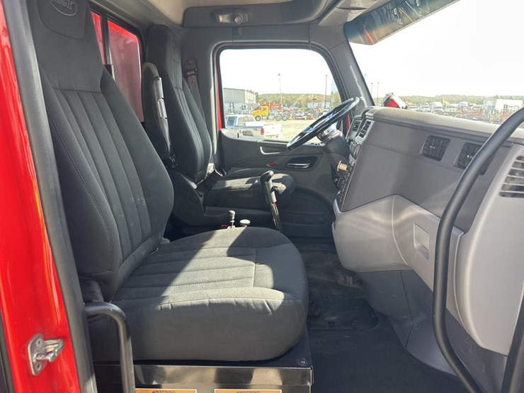 2014-peterbilt-567-image-21