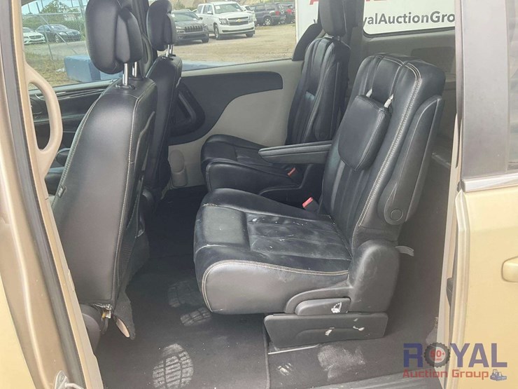 2013-chrysler-town-&-country-image-20