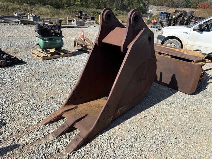 #2538-•-approx-28“-excavator-bucket-image-1