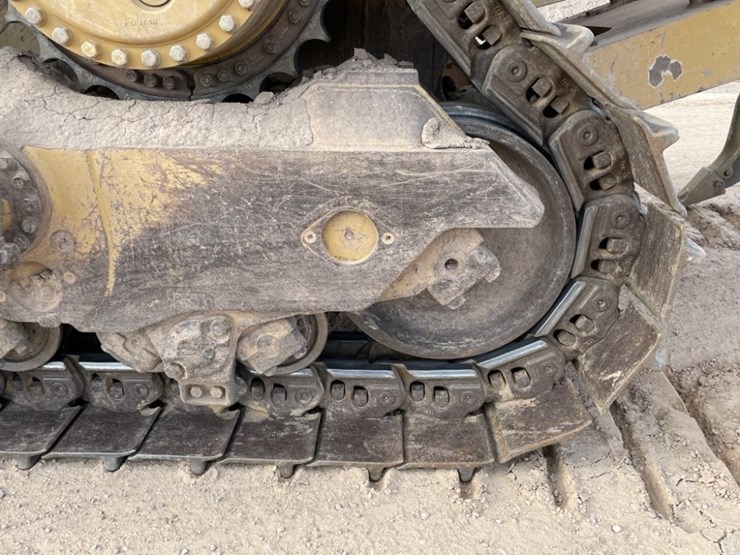 2017-caterpillar-d8t-image-16
