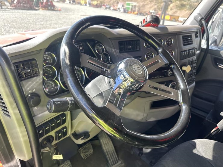 2014-peterbilt-567-image-25