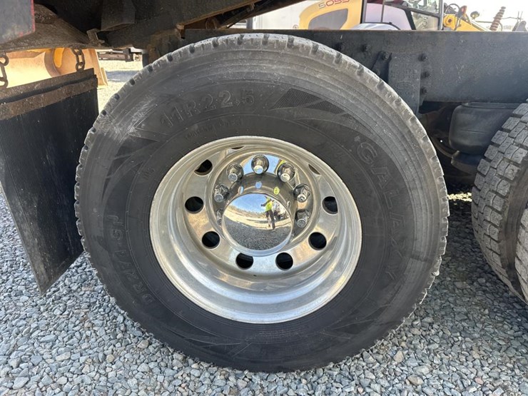 2014-peterbilt-567-image-64