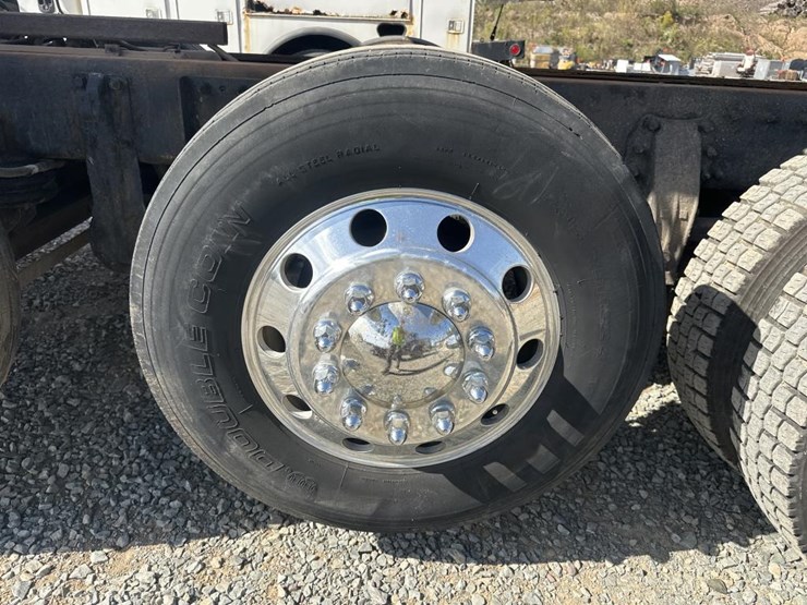 2014-peterbilt-567-image-78