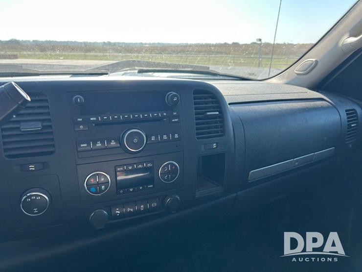 2013-chevrolet-2500hd-image-25
