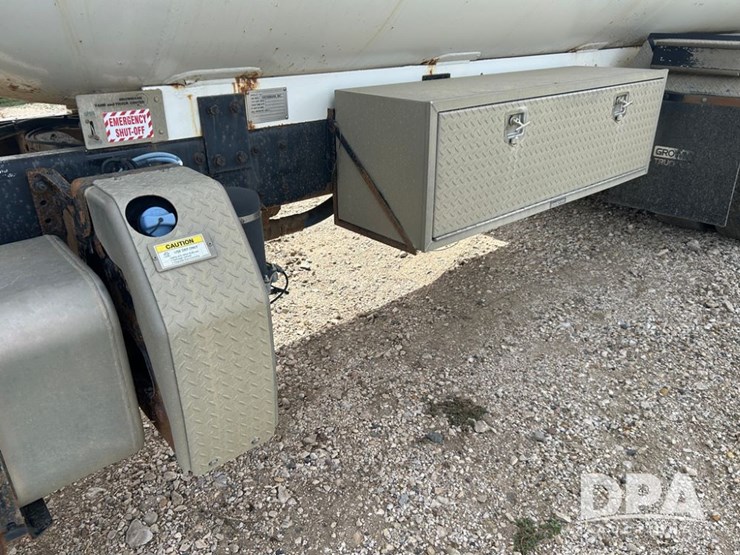 2016-freightliner-108sd-image-18