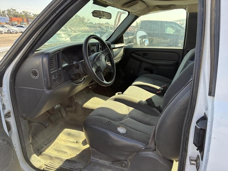 2005-chevrolet-3500-image-13