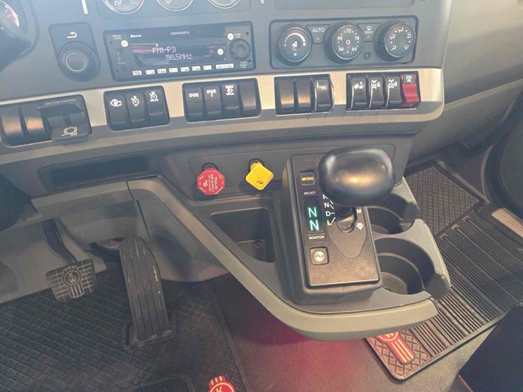 2021-kenworth-t880-image-33